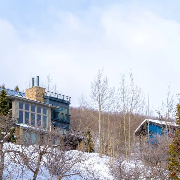Square Mountain homes dans la communauté résidentielle enneigée Park City Utah en hiver — Photo