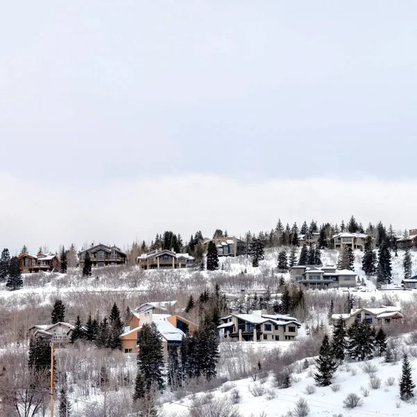 Maisons de quartier carrés assis sur la pente de montagne enneigée à Park City Utah — Photo