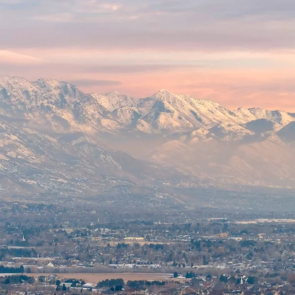 Square Stunning Wasatch Mountains y Utah Valley con casas cubiertas de nieve de invierno — Foto de Stock