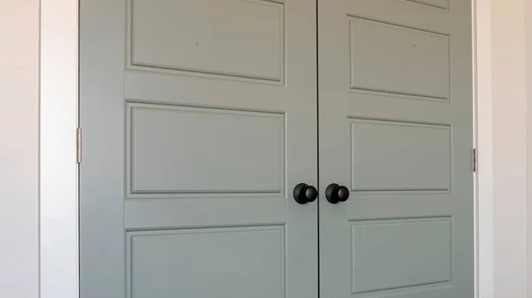 Panorama Fermeture des portes doubles avec panneaux et boutons de porte noir mat — Photo