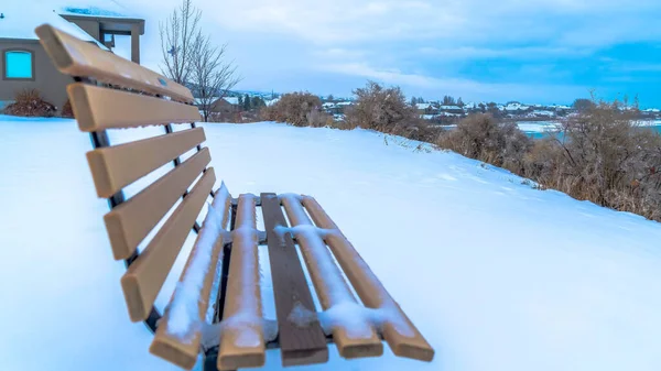 Panorama Leere matte Bank auf Schnee bedeckt das Land im Winter mit Blick auf den Utah Lake — Stockfoto