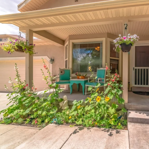 Cultivo cuadrado Exterior del hogar con ventanal en el porche delantero decorado con flores y plantas — Foto de Stock