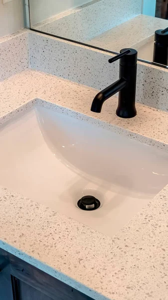 Piano verticale da bagno bianco con lavabo monoblocco e rubinetto nero — Foto Stock