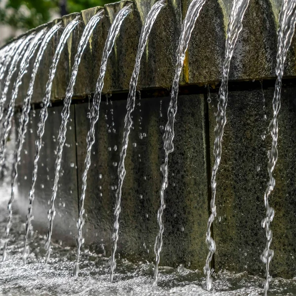 Praça cultura Cicular piscina fonte de pedra com gotejamento de água limpa em Salt Lake City Utah — Fotografia de Stock