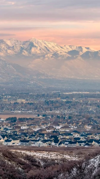 Cosecha vertical Impresionantes montañas Wasatch y Utah Valley con casas espolvoreadas con nieve de invierno —  Fotos de Stock