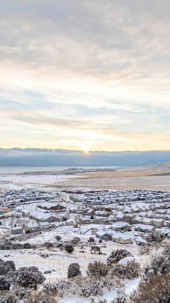 Vertikální úroda Snowy Eagle Mountain Utah krajina s domy jezero a hory v zimě — Stock fotografie