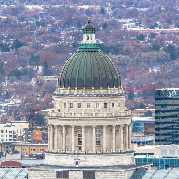 Здание столицы штата Юта против центра Солт-Лейк-Сити зимой — стоковое фото