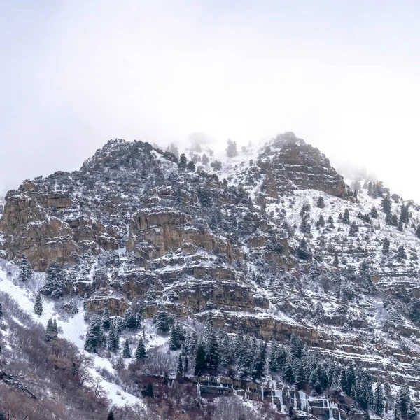 Firkantet ramme Naturlig landskap i Provo Canyon med bratte skråninger med frossent vann om vinteren – stockfoto