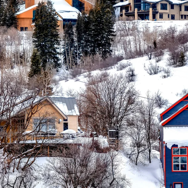 Cultivo cuadrado Casas coloridas en la pendiente de la colina con vista del terreno nevado y la belleza natural — Foto de Stock