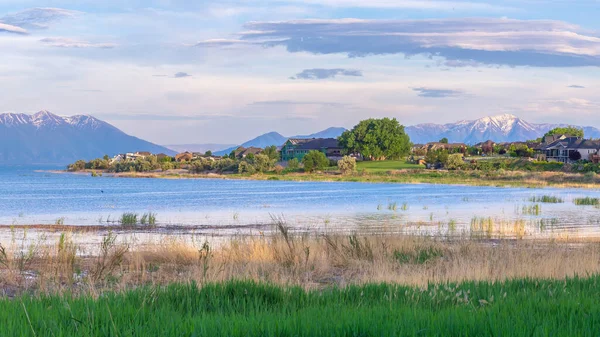 Panorama Utah jezero panorama se vzdálenými domy — Stock fotografie