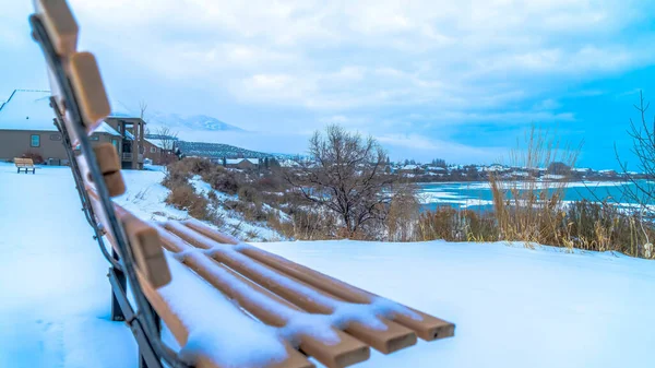 Panorama Terreno montañoso nevado junto al esmerilado Lago Utah en invierno con banco vacío al aire libre — Foto de Stock
