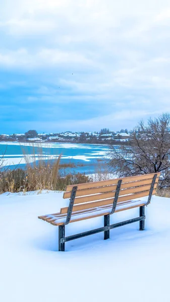 Banco vertical en un terreno nevado con el lago Utah congelado y vista del cielo nublado en invierno — Foto de Stock