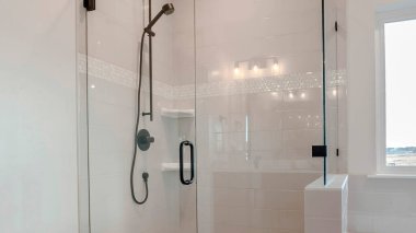 Panorama Banyo Banyo kabini. Banyo küvetine bitişik yarım cam kapaklı.