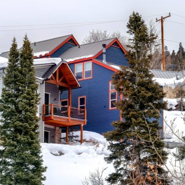 Kare ekin evleri kışın Utah Park şehrinde yemyeşil tepede karla kaplı.