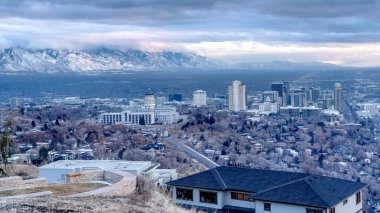 Salt Lake City şehir merkezine bakan Panorama Tepesi ve karla kaplanmış uzak dağ