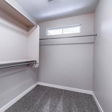 Yeni bir evin içi boş dolaba metal çubuklar asıyor.