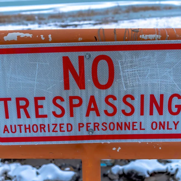Квадратная рамка Закрыть вывеску No Trespassing на снежном фоне озера Юта зимой — стоковое фото