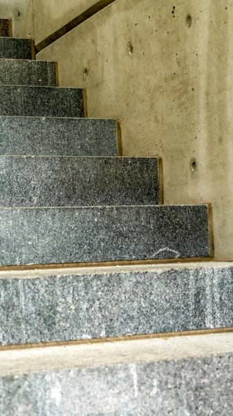 Vertikaler Rahmen Nahaufnahme von Betontreppen einer Treppe innerhalb eines Geschäftshauses — Stockfoto