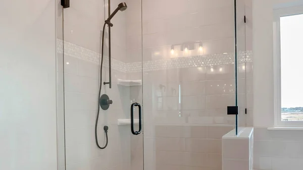 Panorama Łazienka kabina prysznicowa z półszklaną obudową przylegającą do wanny — Zdjęcie stockowe