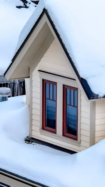 Vertikale Nahaufnahme von Park City Utah nach Hause mit Eiszapfen und dicker Schneeschicht auf dem Dach — Stockfoto