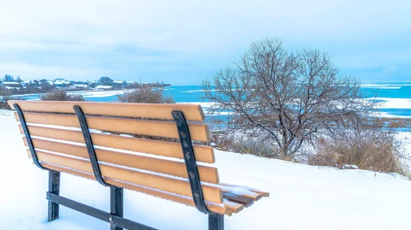 Panoramarahmen Herrliche Landschaft am Utah Lake mit einer leeren Bank im schneebedeckten Gelände — Stockfoto