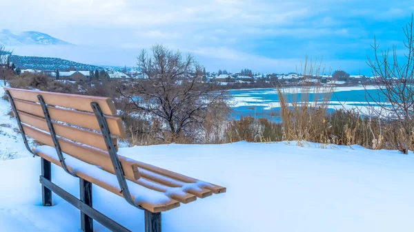 Panorama Banco vacío al aire libre en terreno nevado con vistas al lago Utah congelado en invierno —  Fotos de Stock