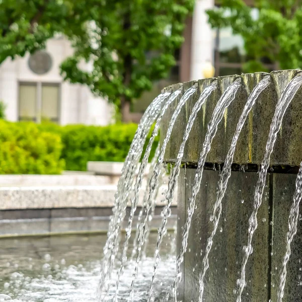 Plaza Vista de cerca de la fuente de agua fuera del edificio del Capitolio Estatal de Utah — Foto de Stock