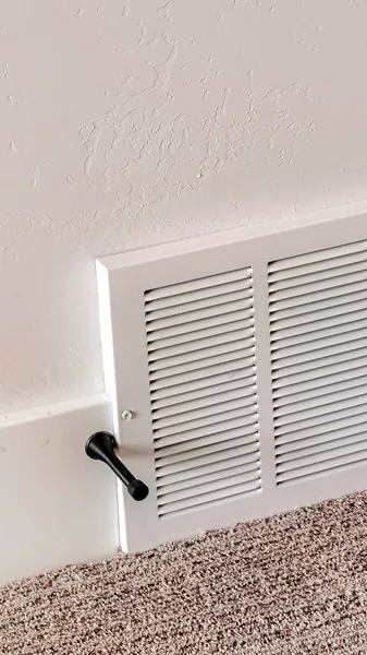 Moldura vertical Ar condicionado branco tampa da grade de plástico contra parede e piso de tapete — Fotografia de Stock