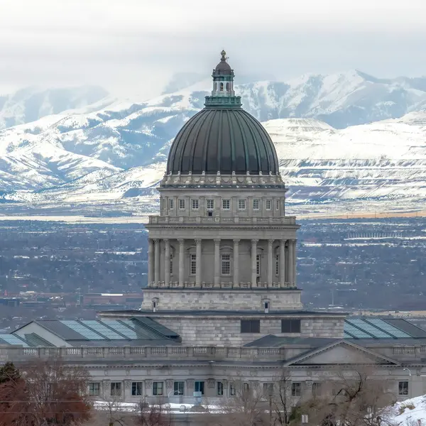 Square gröda Utah State Capitol Building mot Salt Lake City landskap och snöiga berg — Stockfoto
