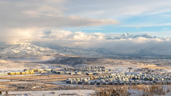 Panorama crop Montaña y barrio residencial en Utah Valley en un día nevado de invierno — Foto de Stock