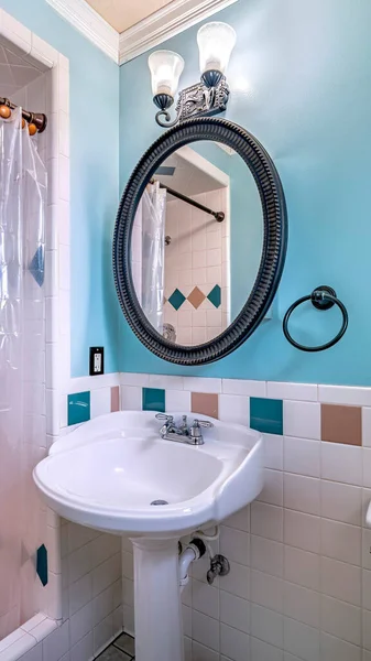 Quadro vertical lavatório pé livre e área de chuveiro com cortina de plástico dentro do banheiro — Fotografia de Stock