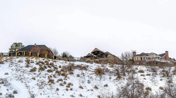 Панорама Красивые дома на заснеженной горе в Солт-Лейк-Сити рассматриваются зимой — стоковое фото