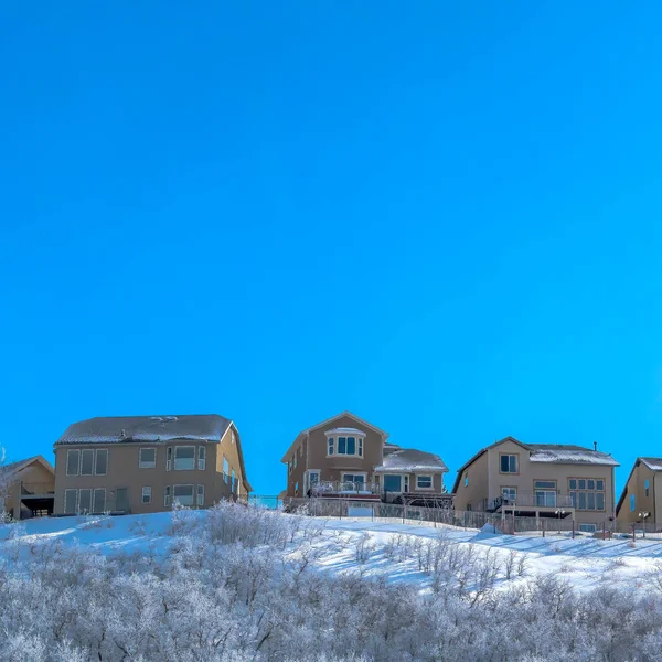 Linha quadrada de casas em um bairro no terreno nevado de Wastch Mountains — Fotografia de Stock