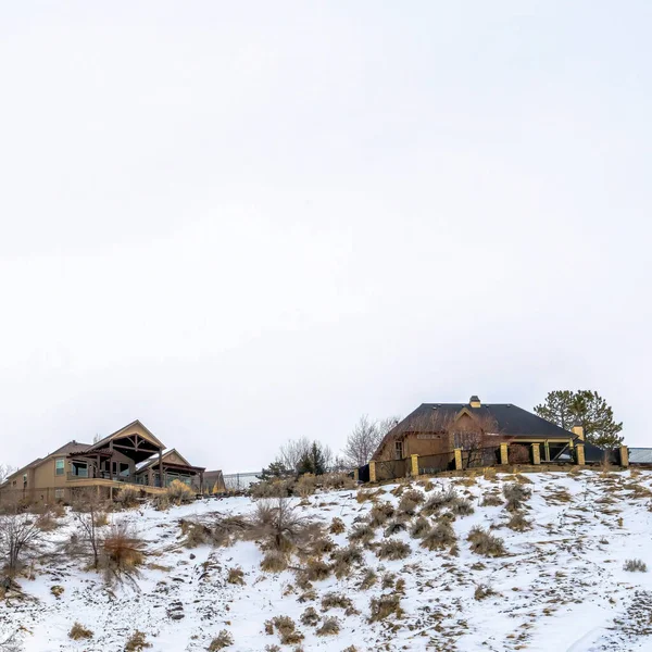 Place Belles maisons sur une montagne enneigée à Salt Lake City vue en hiver — Photo