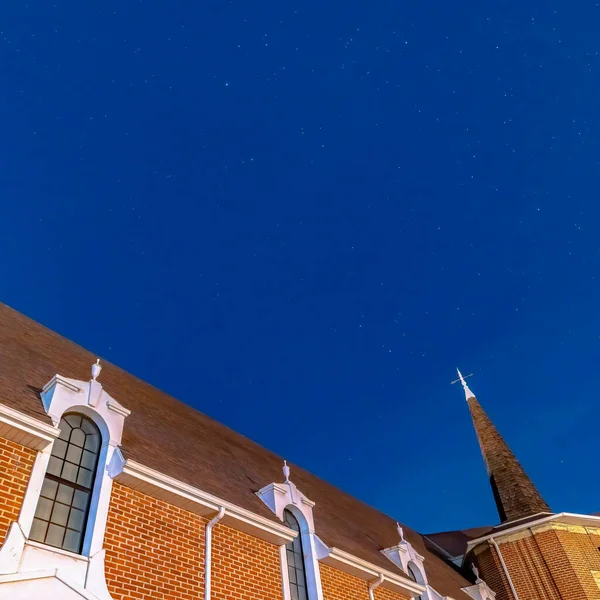 Square Vivid cielo azul sobre una iglesia en Provo Utah con pared de ladrillo y ventanas arqueadas — Foto de Stock