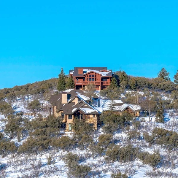Square Hill top houses in Park City Utah amidst scenery of snow and blue sky in winter — Stock Photo, Image