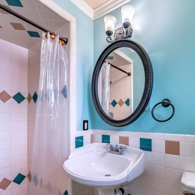 Kare mahsul. Banyo içinde plastik perde olan lavabo ve duş alanı ücretsiz.