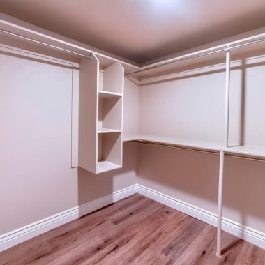 Kare mahsul geniş dolap içinde metal çubuklar ve ahşap zemin ile yeni ev