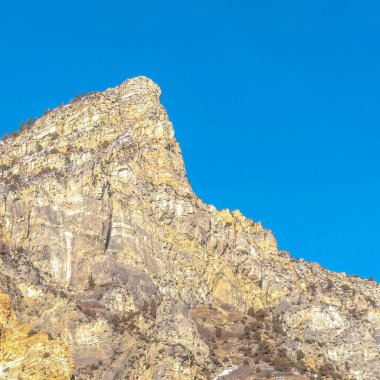 Provo Canyon Utah 'ta berrak mavi arkaplanı olan kayalık bir dağın kare çerçevesi.