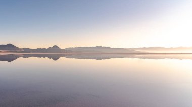 Panorama çerçevesi Bonnievale Salt Flats, Utah 'ta Tranquil günbatımı