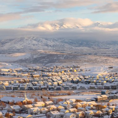 Utah Vadisi 'ndeki kare evler. Karlı bir kış gününde manzaralı dağ manzaralı.