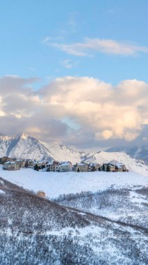 Dikey çerçeve, kış aylarında Wasatch Dağları 'nın ortasında bulunan evlerin panoramik görüntüsü