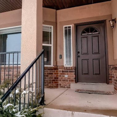 Kare Ev, pencere kenarı ve cam camlı ahşap kapılı bulutlu gökyüzüne karşı