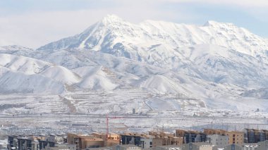 Panorama Karlı Wasatch Dağı Utah 'ın Güney Ürdün bölgesinde yükseliyor.