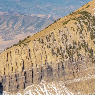 Utah Timpanogos Dağı 'nın zirvesinde dik kayalıklar var.