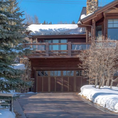 Park City 'deki Sunny Meydanı. Garaj kapısı ve balkon manzaralı bir ev.