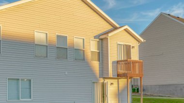 Panorama Çerçeve Beyaz duvar kaplamalı çatı ve güneşli bir günde görülen küçük balkon