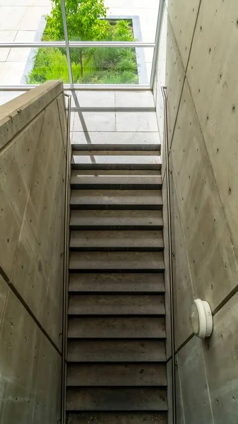 Uprawa pionowa Widok z góry betonowych schodów z metalowymi poręczami wewnątrz budynku — Zdjęcie stockowe