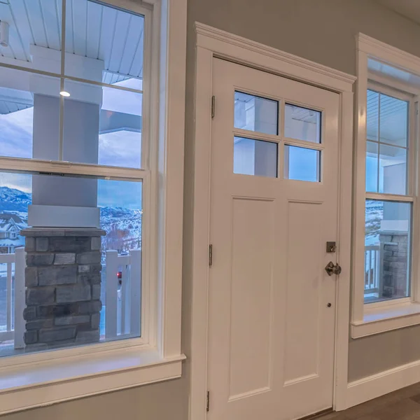 Quadratischer Blick von innen an einer Haustür mit Fenstern vorbei — Stockfoto