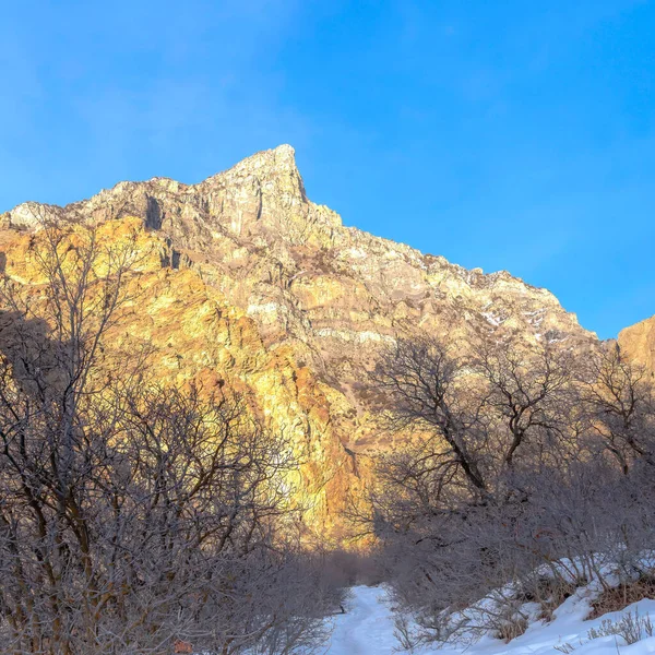 Square Frame Trail auf einem schneebedeckten Berg mit Blick auf einen steilen Felsgipfel im Provo Canyon Utah — Stockfoto